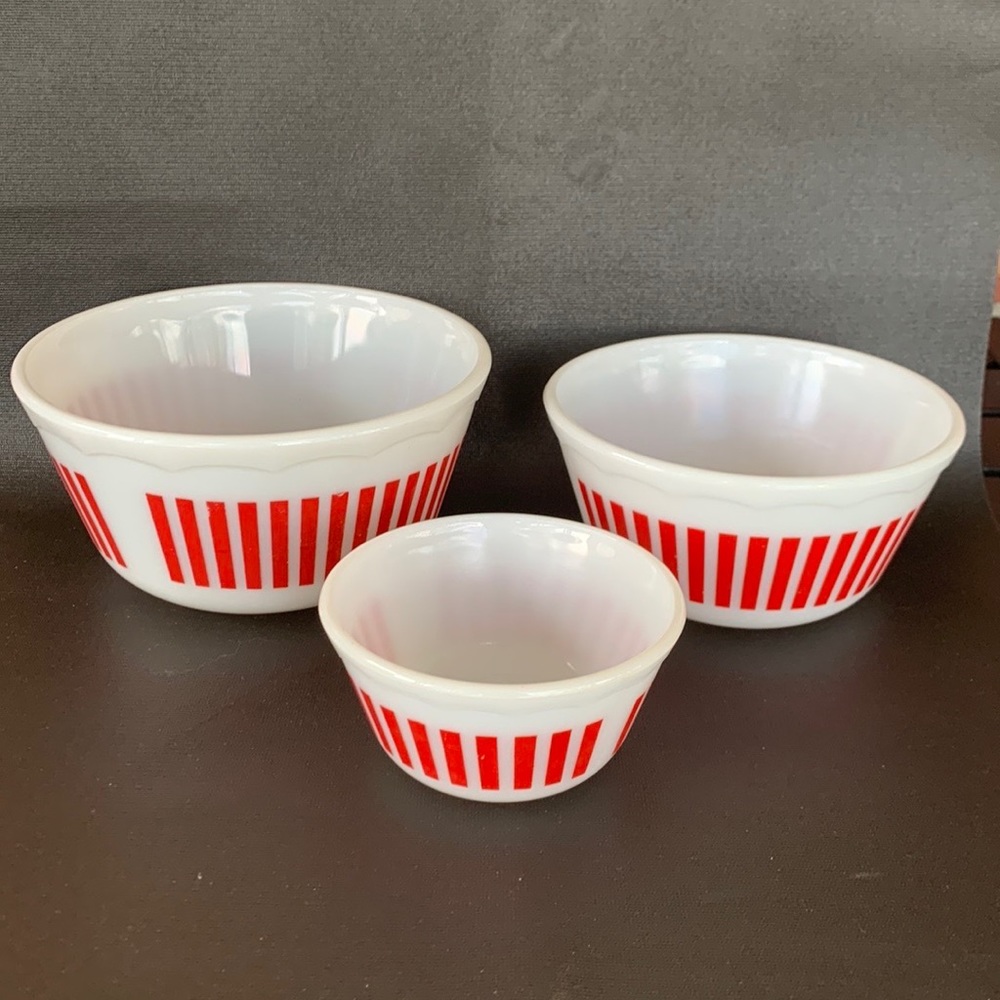 Hazel atlas, scalloped, red and white mixing bowls - Picture 2 of 8